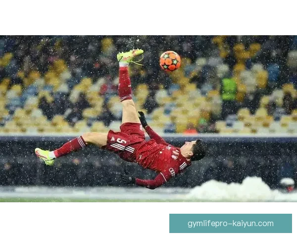 莱万多夫斯基持续参与慈善活动，表现备受关注并助力社会公益。