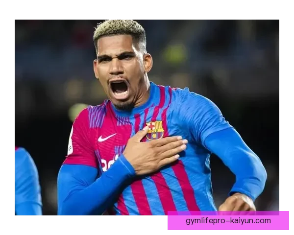 阿劳霍在新赛季防守数据表现稳健，成为球队后防线的重要支柱