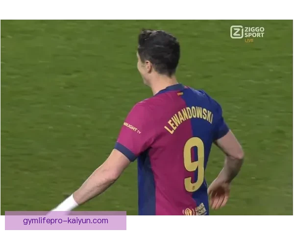 莱万多夫斯基在巴萨的9号球衣成为新赛季备受关注的焦点标志